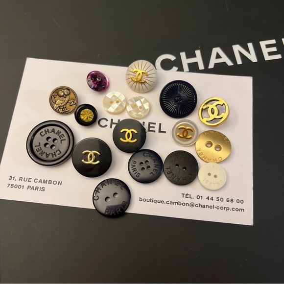SOLD đź’” AUTHENTIC!! Lot Of 17 Chanel Vintage Buttons 1990s R5 - Picture 1 of 12